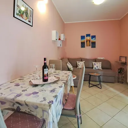 Apartman In With Kitchen Póla